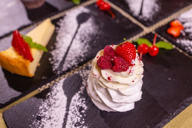 Assortimento di pasticceria diversi tipi di torte e dessert sul tavolo