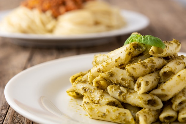 Assortimento di piatti di pasta italiana sulla tavola di legno