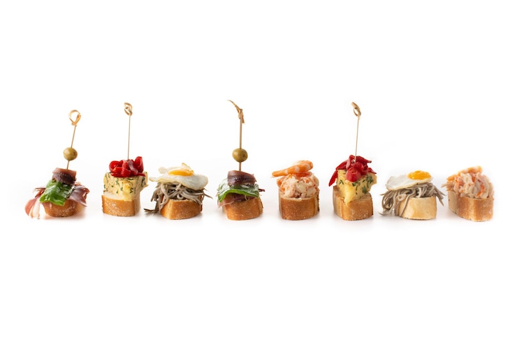 Foto assortimento di pintxos spagnoli