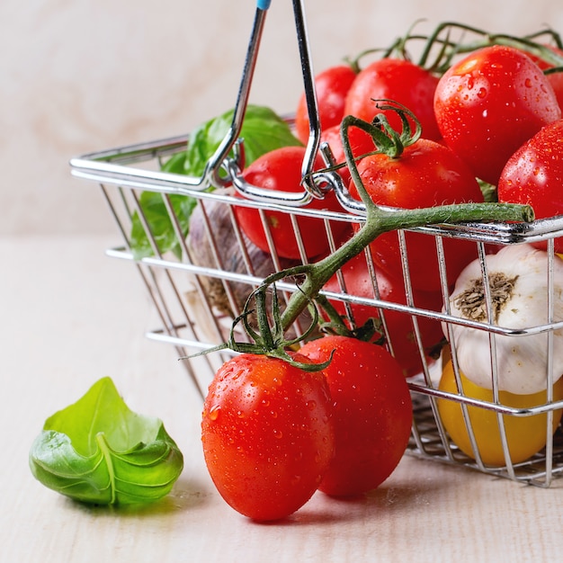 Assortimento di pomodori e verdure