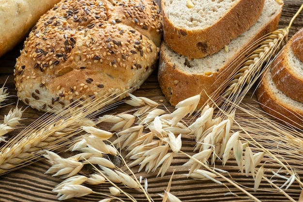 Assortimento di prodotti da forno sul vecchio tavolo di legno Appena di prodotti da forno