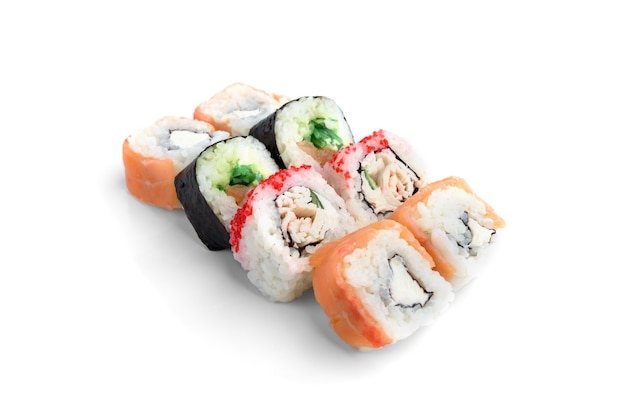 Assortimento di rotoli di sushi isolato su priorità bassa bianca. Involtini Maki california. Cibo giapponese.