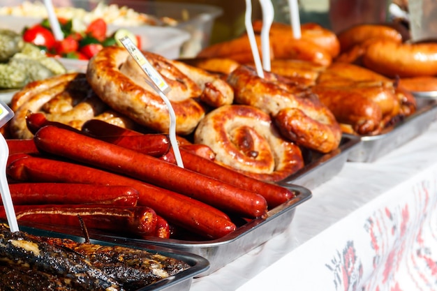 Assortimento di salsicce alla griglia in vendita. Cibo di strada, fast food