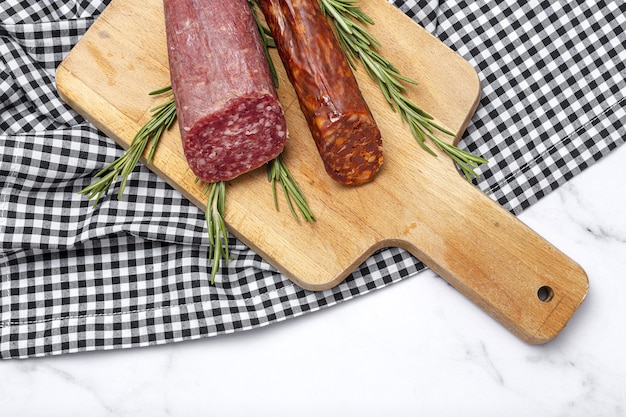 Assortimento di salsicce fatte in casa tipiche spagnole con uno sfondo colorato. Chorizo iberico e Salchichon