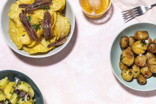 Assortimento di snack di patate, fritte, cotte, patatine fritte e patatine fritte. Con la luce del sole