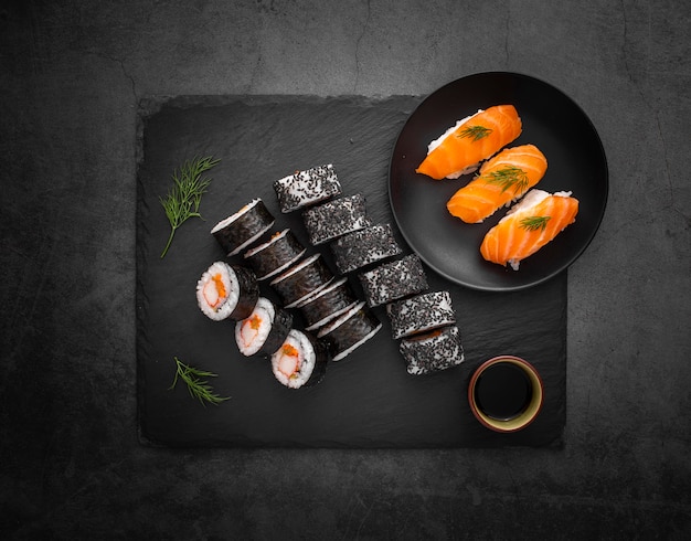 Assortimento di sushi con salsa di soia