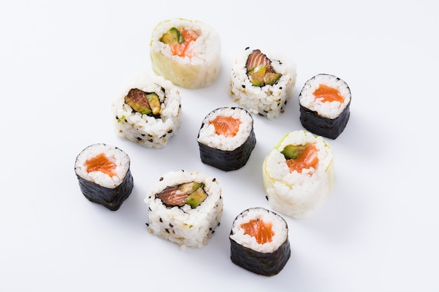 assortimento di sushi isolato su superficie bianca