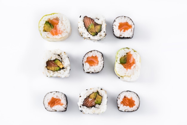 assortimento di sushi sulla superficie bianca