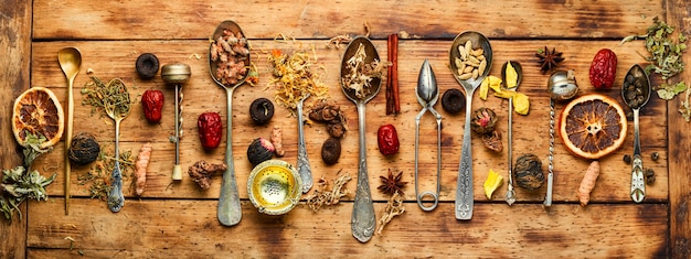 Assortimento di tisane ed erbe aromatiche