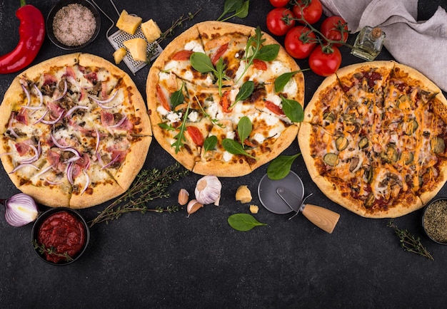 Assortimento di vari tipi di pizza italiana