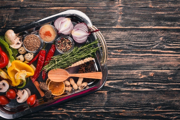 Assortimento di verdure erbe e spezie per cucinare Vista dall'alto Su una superficie di legno Spazio libero per il testo