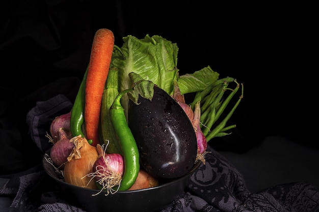 Assortimento di verdure fresche con fondo scuro