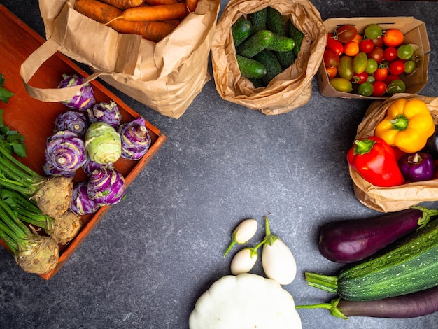Assortimento di verdure fresche in sacchetti di carta organici con copia spazio