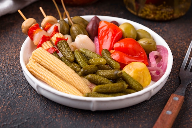 Assortimento di verdure marinate o in salamoia.