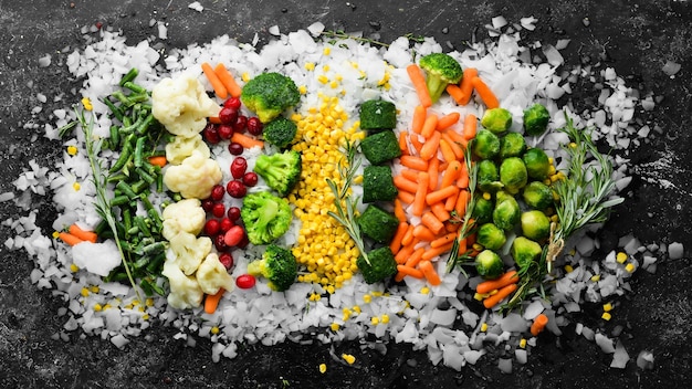 Assortimento di verdure surgelate su ghiaccio Scorte di cibo Vista dall'alto Spazio libero per il testo