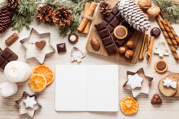 Assortimento festivo del pasto di natale di vista superiore con il taccuino vuoto