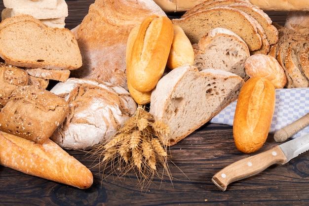 Assortimento fresco di varietà di pane cotto