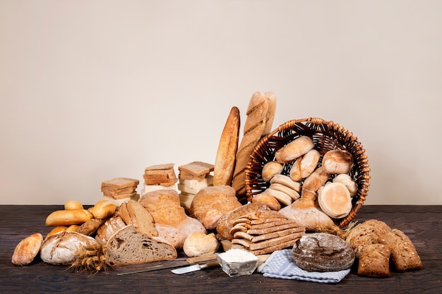 Assortimento fresco di varietà di pane cotto