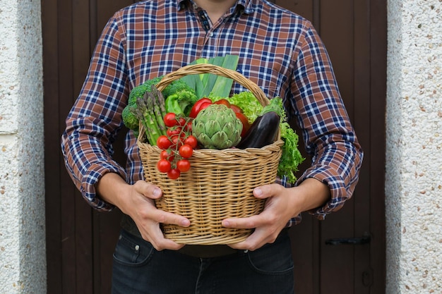 Assortimento o mercato contadino verdure biologiche mature nelle mani