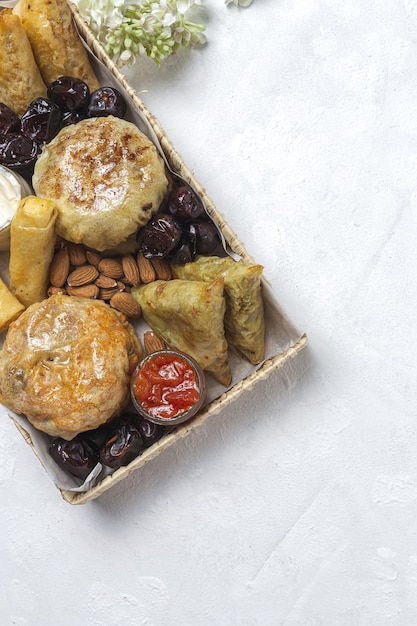 Assortimento tradizionale di snack di cibo arabo con mandorle e datteri. Cibo marocchino. Concetto di cibo di strada