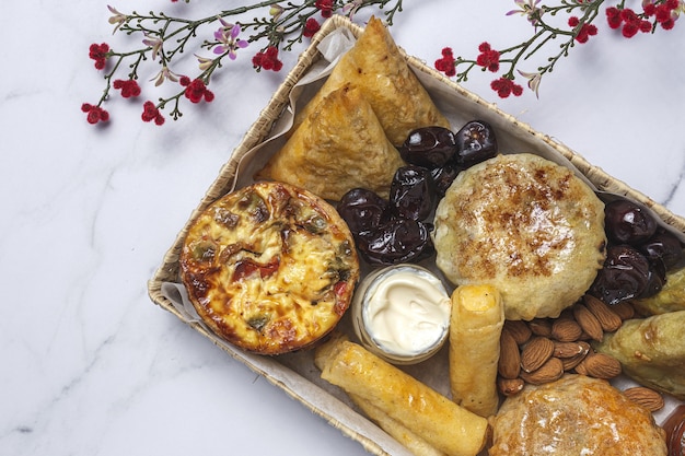 Assortimento tradizionale di snack di cibo arabo con mandorle e datteri. Cibo marocchino. Concetto di cibo di strada