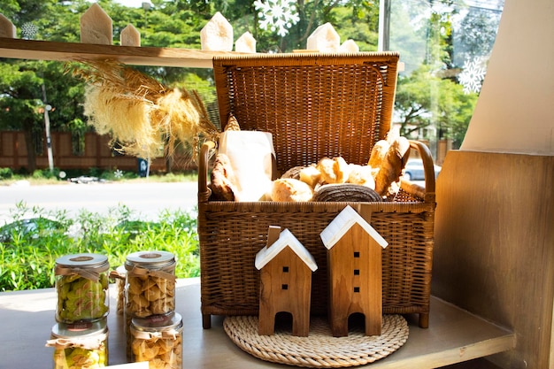 Assortimento varietà dolce spuntino cuocere pane tostato pane tostato per i thailandesi visita di viaggio mangiare bere l'ora del tè nella moderna sala da pranzo del classico caffè caffè e panetteria ristorante a Bangkok Thailandia