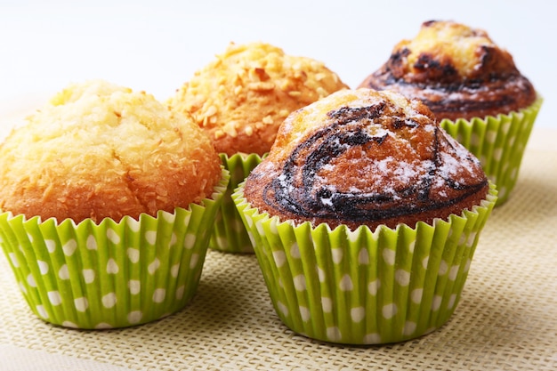 Assortiti con deliziosi cupcakes fatti in casa con uvetta e cioccolato. Muffin.