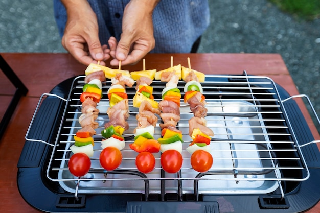 Assortiti deliziosi barbecue con carne e verdure sul fornello