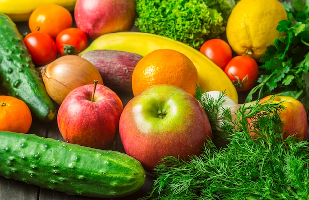 Assortiti diversi tipi di frutta e verdura come sfondo. Mangiare sano