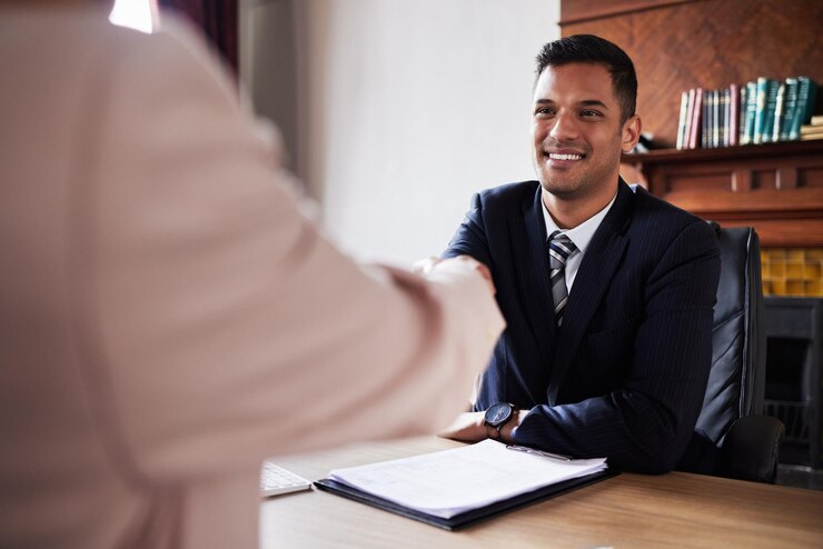 Foto assunzione stretta di mano e uomo in ufficio per reclutamento di colloqui di lavoro e riunione delle risorse umane uomini d'affari che si stringono la mano e contratto b2b investitore o benvenuto in sinergia o partenariato di collaborazione