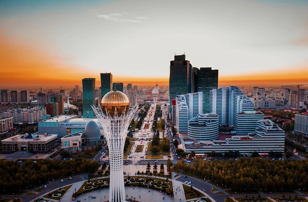 Astana Kazakistan 12 dicembre 2022 Veduta aerea del monumento Baiterek simbolo della libertà del popolo kazako durante il bellissimo tramonto