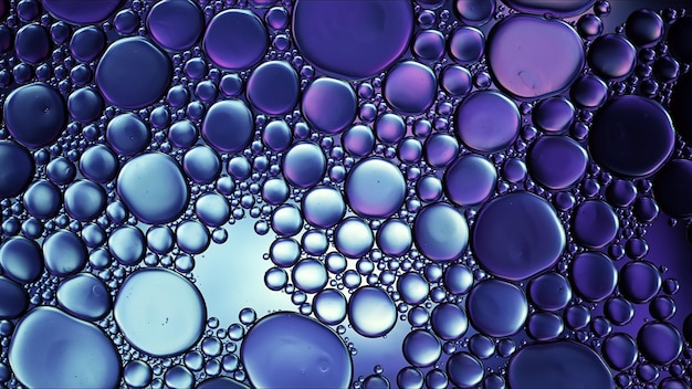 Astratto cibo colorato gocce di olio bolle e sfere che scorre sulla superficie dell'acqua macrofotografia