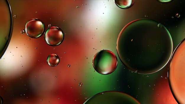 Astratto cibo colorato gocce di olio bolle e sfere che scorre sulla superficie dell'acqua macrofotografia