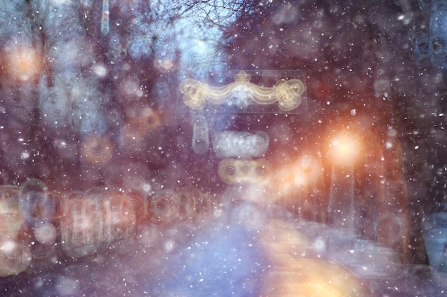 astratto sfondo sfocato, paesaggio natale neve città strada fiocchi di neve che cadono, vacanze inverno