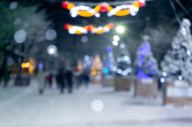 Astratto sfondo sfocato Persone che camminano sulla strada alberi di Natale decorati