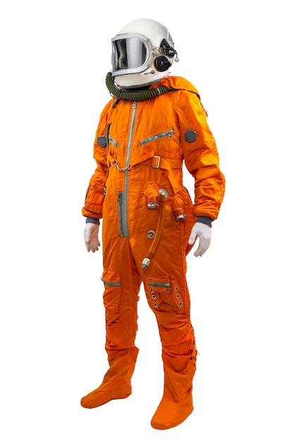 Astronauta che indossa tuta spaziale in piedi su sfondo bianco.