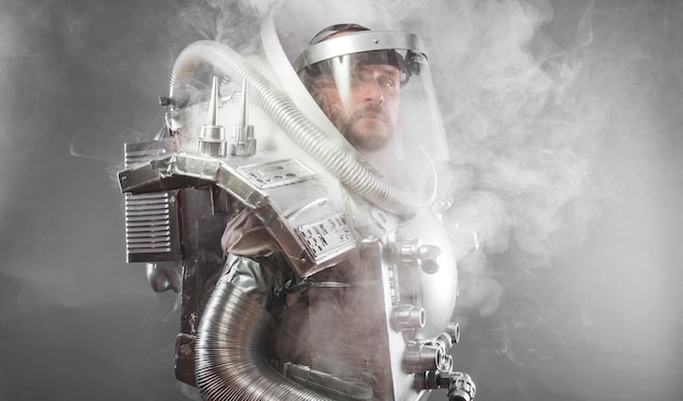 Astronauta della scienza, costume da uomo spaziale realizzato con cartone e pezzi di riciclo, fantasia e creatività