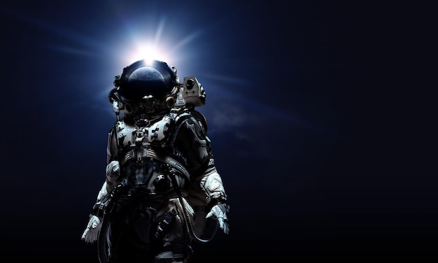 Astronauta in tuta su sfondo nero. Concetto di tecnologia spaziale