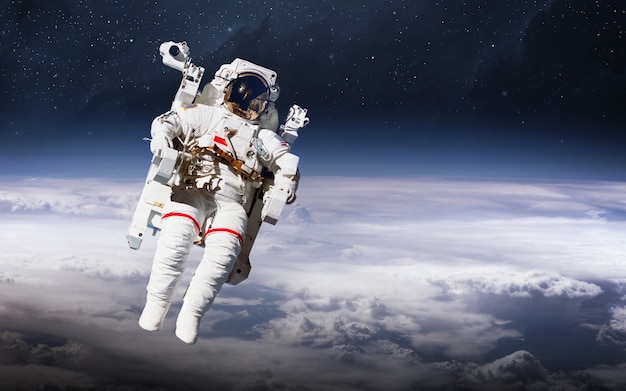Astronauta nello spazio esterno. Passeggiata nello spazio. Elementi di questa immagine forniti dalla NASA