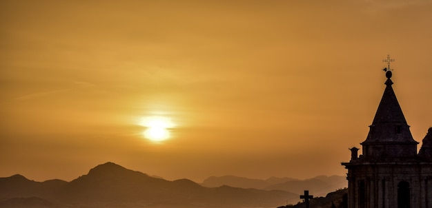 Atardecer entre las nubes en las montanas