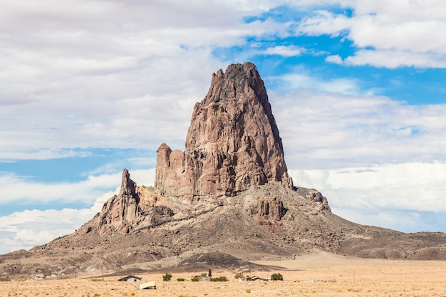 Atathla Peak, un vulcano spento a volte chiamato El Capitan, nella Monument Valley nella riserva Navajo dell'Arizona settentrionale.