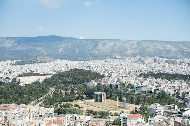 Atene Grecia Acropoli e tempio del Partenone punto di riferimento Antichi resti vista panoramica dal Monte Licabetto Paesaggio urbano urbano mare blu e sfondo cielo