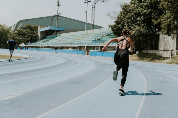 Atleta ad alte prestazioni in atletica leggera e salto con la palla