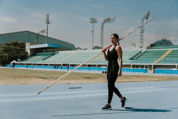 Atleta ad alte prestazioni in atletica leggera e salto con la palla