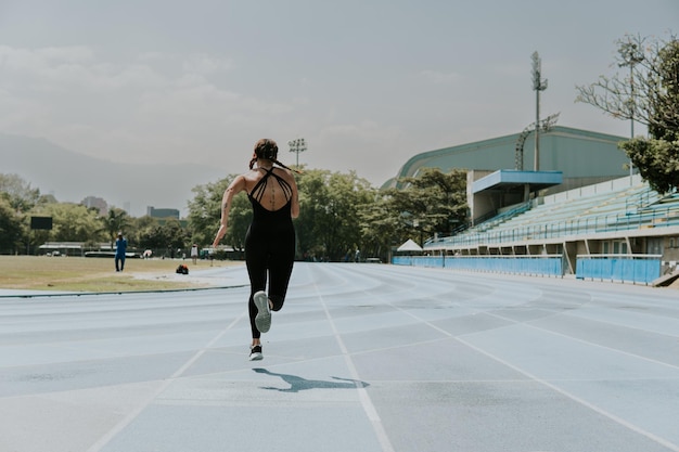 Atleta ad alte prestazioni in atletica leggera e salto con la palla