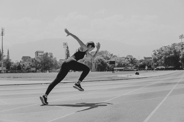 Atleta ad alte prestazioni in atletica leggera e salto con la palla