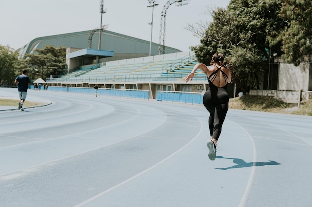 Atleta ad alte prestazioni in atletica leggera e salto con la palla