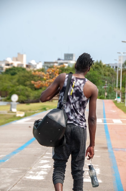 Atleta africano in una giornata estiva che pratica attività fisica all'aperto nel parco