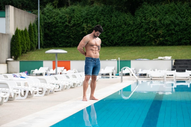 Atleta Alla Piscina All'aperto