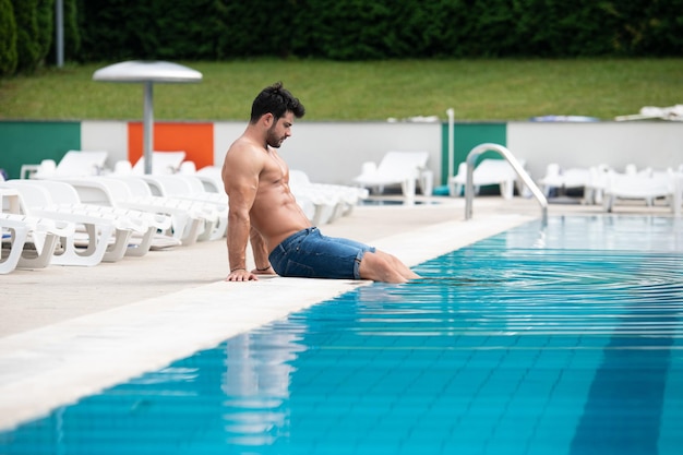 Atleta Alla Piscina All'aperto